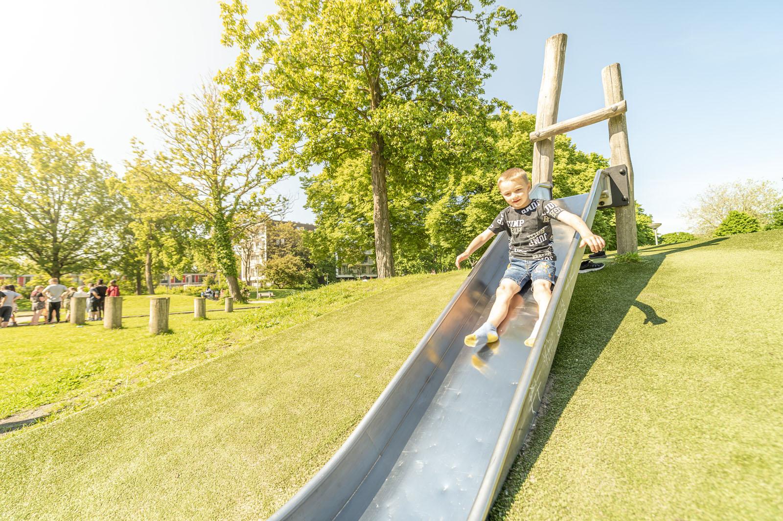 Een jongen glijdt van de glijbaan op het schoolplein van CBS Ichthus in Lelystad. Een jongen glijdt van de glijbaan op het schoolplein van CBS Ichthus in Lelystad.
