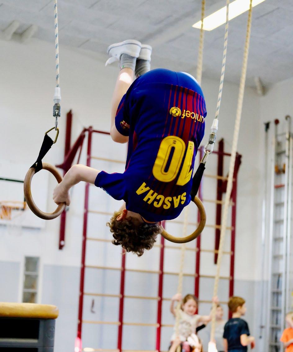 Een jongen hangt ondersteboven aan ringen in de gymzaal van de Houtrustschool in Den Haag. Een jongen hangt ondersteboven aan ringen in de gymzaal van de Houtrustschool in Den Haag.