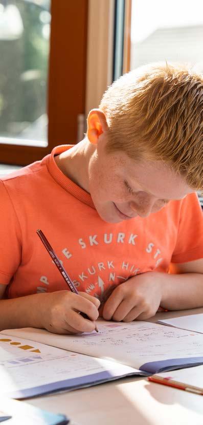 Een jongen in Basisschool Lambertus in Vessem werkt geconcentreerd aan zijn huiswerk. Een jongen in Basisschool Lambertus in Vessem werkt geconcentreerd aan zijn huiswerk.