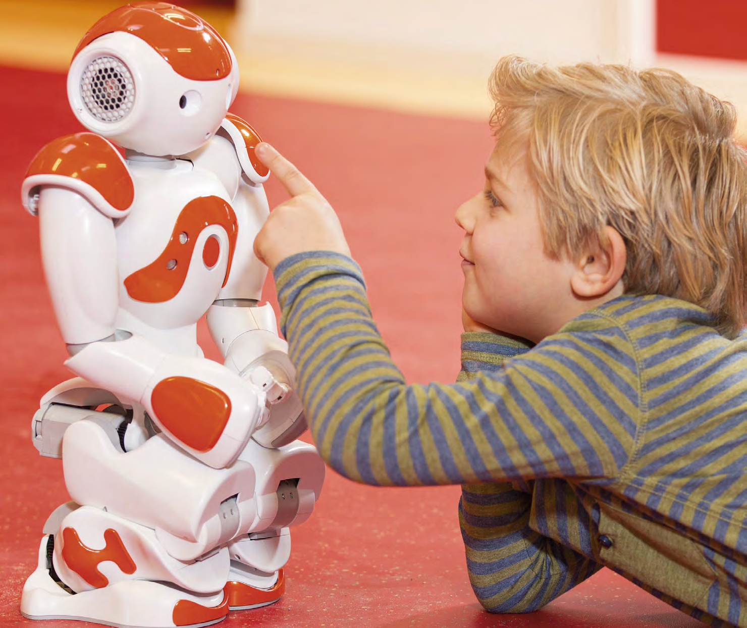 Een jongen in Basisschool Toermalijn in Wormerveer speelt met een educatieve robot. Een jongen in Basisschool Toermalijn in Wormerveer speelt met een educatieve robot.