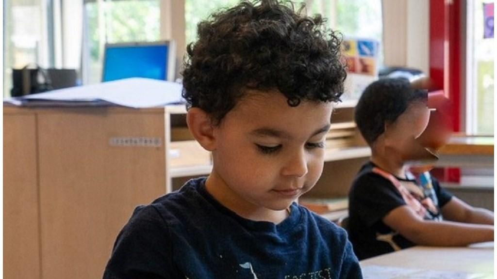 Een jongen in de klas van OBS Nelson Mandela in Rotterdam is geconcentreerd aan het werk. Een jongen in de klas van OBS Nelson Mandela in Rotterdam is geconcentreerd aan het werk.