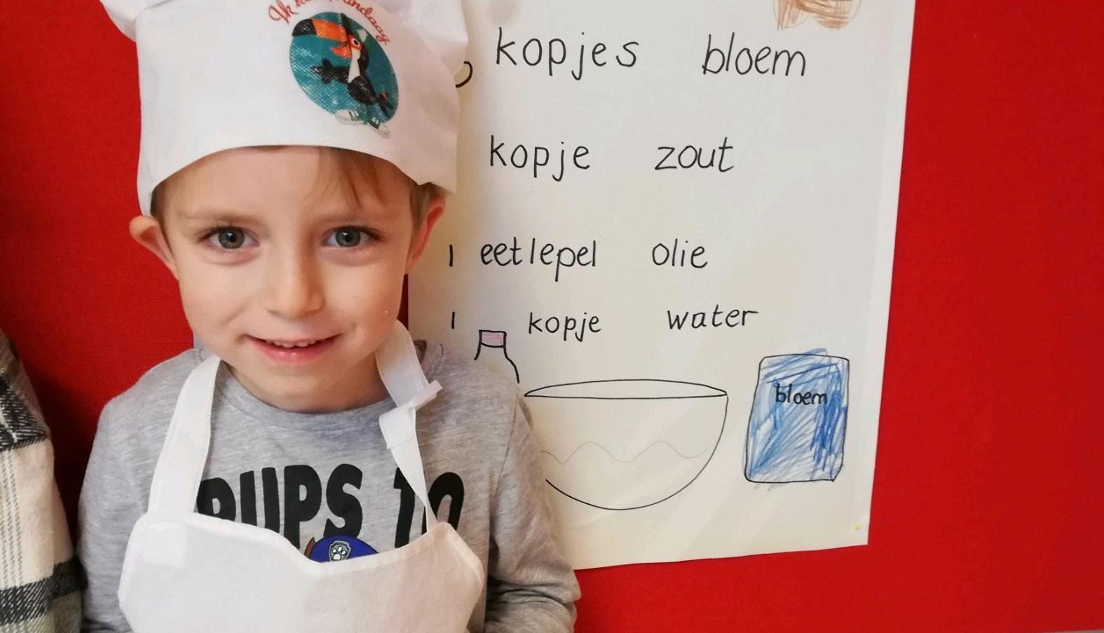Een jongen in een kookschort en een koksmuts die klaar is om te koken op IKC Stella Nova in Zoetermeer. Een jongen in een kookschort en een koksmuts die klaar is om te koken op IKC Stella Nova in Zoetermeer.