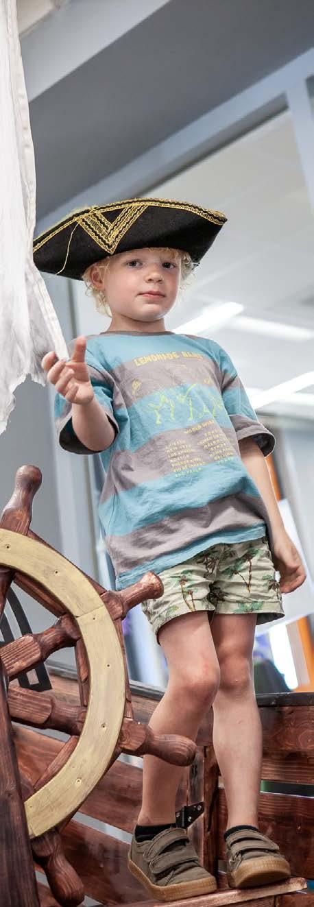 Een jongen in piratenkostuum speelt op de speelplaats van Basisschool De Hovenier in Montfort. Een jongen in piratenkostuum speelt op de speelplaats van Basisschool De Hovenier in Montfort.