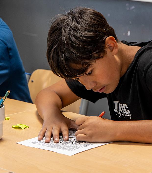Een jongen is bezig met kleuren in de klas van Kindplein 't Centrum in Uden. Een jongen is bezig met kleuren in de klas van Kindplein 't Centrum in Uden.