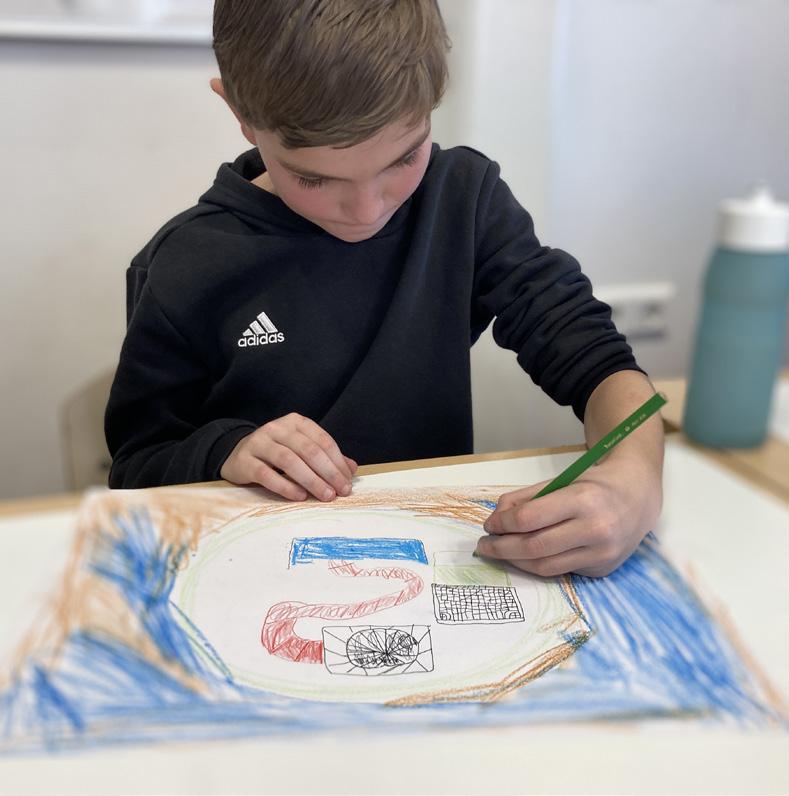 Een jongen is bezig met tekenen in de klas van OBS Het Anker in Wijk bij Duurstede.