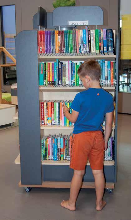 Een jongen kiest een boek uit de boekenkast in De Vlindertuin in Voorthuizen. Een jongen kiest een boek uit de boekenkast in De Vlindertuin in Voorthuizen.