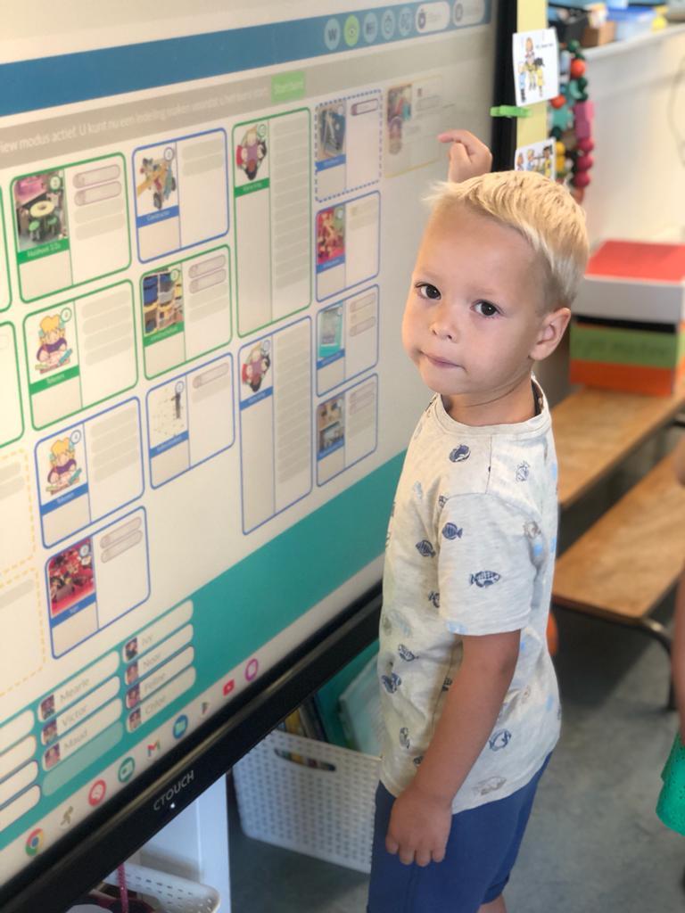 Een jongen kijkt attent naar een digitaal bord in de klas van De Wending in Roosendaal. Een jongen kijkt attent naar een digitaal bord in de klas van De Wending in Roosendaal.