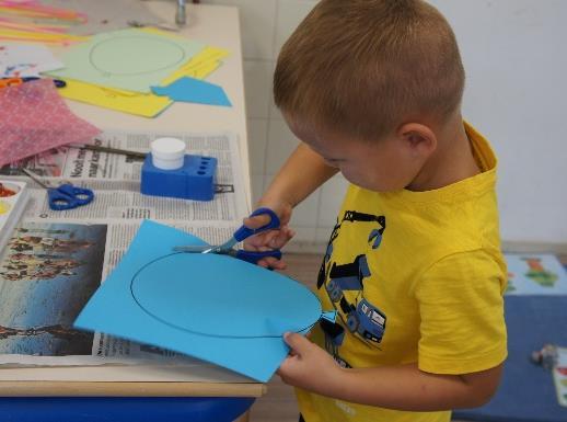 Een jongen knipt kleurrijk papier terwijl hij creatief bezig is op de Jozefschool voor Katholiek Basisonderwijs in Hoek van Holland. Een jongen knipt kleurrijk papier terwijl hij creatief bezig is op de Jozefschool voor Katholiek Basisonderwijs in Hoek van Holland.