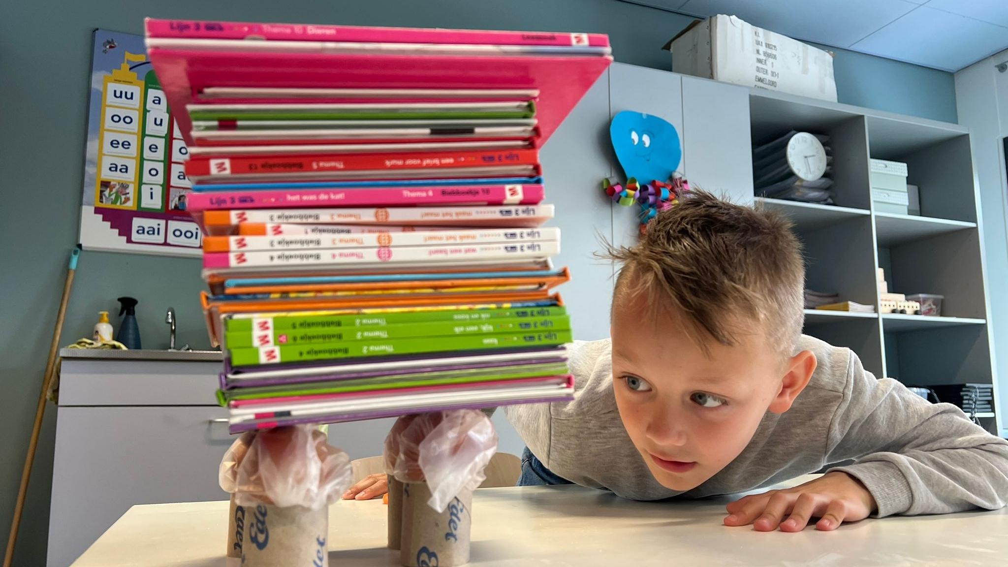 Een jongen leert experimenteren met een gestapelde stapel leren boeken op basisschool Het Noorderlicht in Zoetermeer. Een jongen leert experimenteren met een gestapelde stapel leren boeken op basisschool Het Noorderlicht in Zoetermeer.