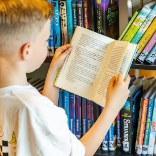 Een jongen leest een boek in de bibliotheek van Basisschool Dubbeldam in Dordrecht. Een jongen leest een boek in de bibliotheek van Basisschool Dubbeldam in Dordrecht.