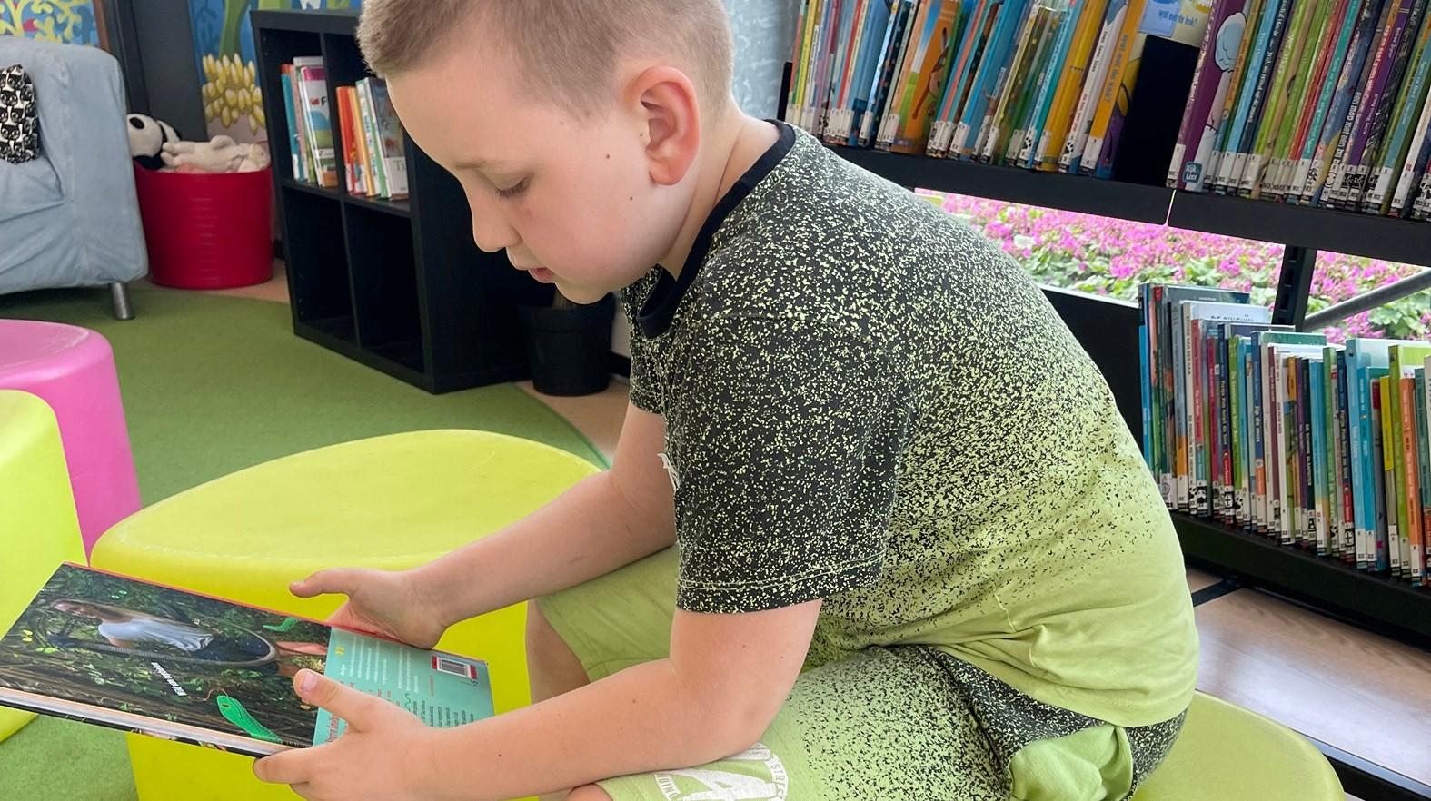Een jongen leest een boek in de bibliotheek van School voor Speciaal Basisonderwijs De Meie in Zierikzee. Een jongen leest een boek in de bibliotheek van School voor Speciaal Basisonderwijs De Meie in Zierikzee.