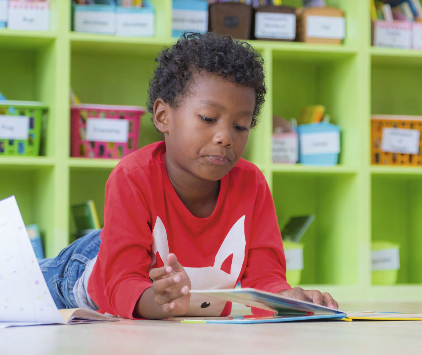 Een jongen leest een boek op de vloer van Basisschool Toermalijn in Wormerveer. Een jongen leest een boek op de vloer van Basisschool Toermalijn in Wormerveer.