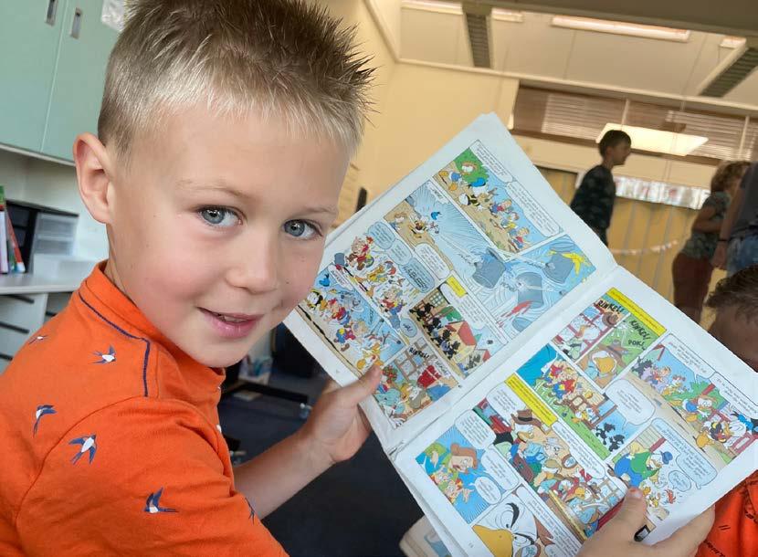 Een jongen leest een stripboek in de klas van basisschool Palmenhof in Middelburg. Een jongen leest een stripboek in de klas van basisschool Palmenhof in Middelburg.