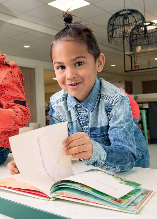 Een jongen leest enthousiast in de klas van Kindcentrum De Spreng in Hoevelaken. Een jongen leest enthousiast in de klas van Kindcentrum De Spreng in Hoevelaken.
