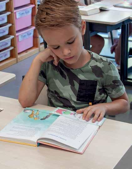 Een jongen leest geconcentreerd in de klas van De Vlindertuin in Voorthuizen. Een jongen leest geconcentreerd in de klas van De Vlindertuin in Voorthuizen.