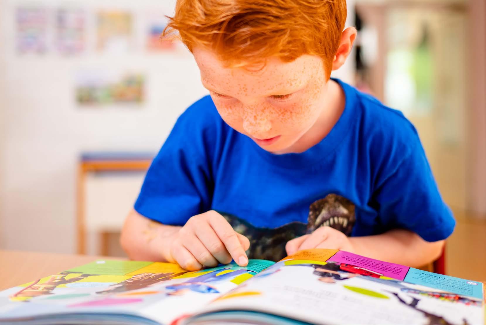 Een jongen leest gefocust in een boek op De Ichthus in Zwolle. Een jongen leest gefocust in een boek op De Ichthus in Zwolle.