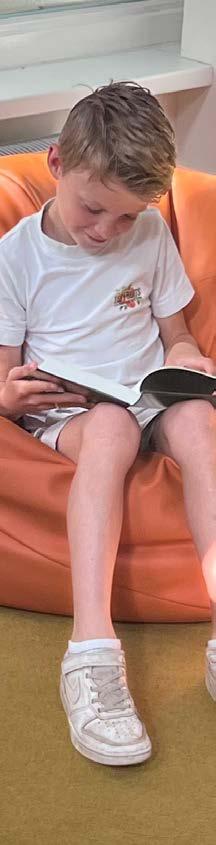 Een jongen leest in een boek op Openbare Basisschool Bargerpaske in Winterswijk. Een jongen leest in een boek op Openbare Basisschool Bargerpaske in Winterswijk.