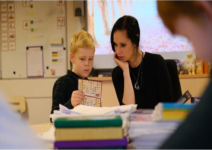 Een jongen leest samen met een leerkracht tijdens een les aan de Joseph Haydn-School in Groningen. Een jongen leest samen met een leerkracht tijdens een les aan de Joseph Haydn-School in Groningen.