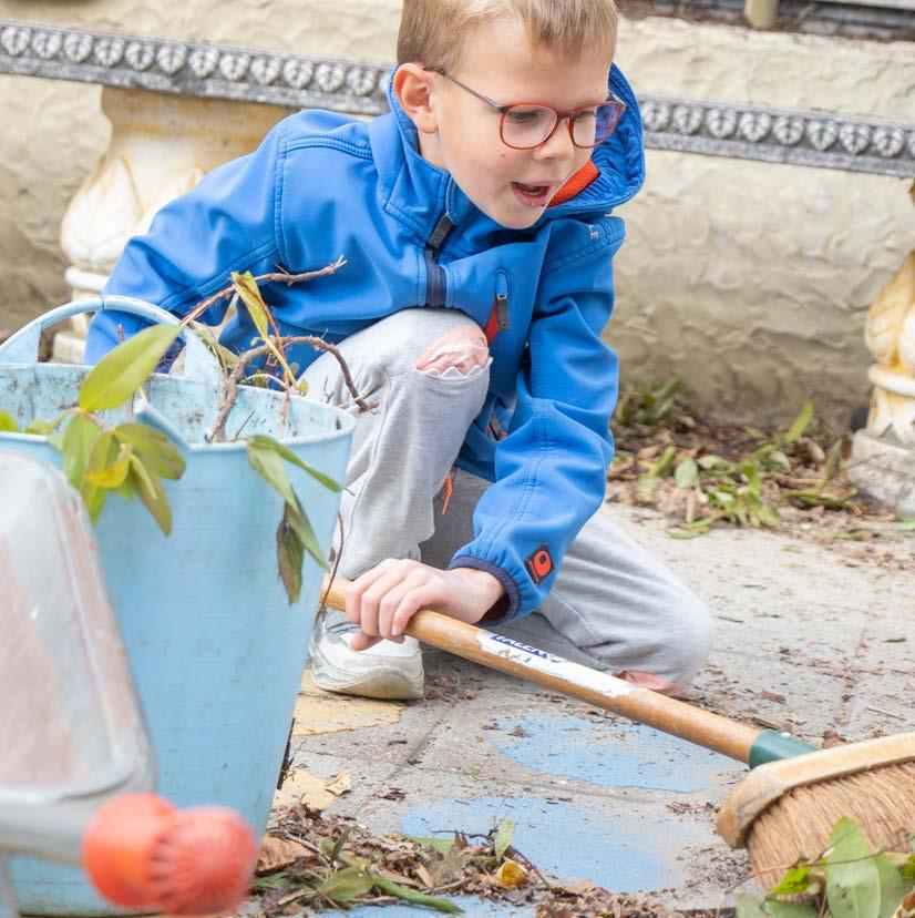Een jongen maakt het schoolplein van Palmenhof in Middelburg schoon. Een jongen maakt het schoolplein van Palmenhof in Middelburg schoon.