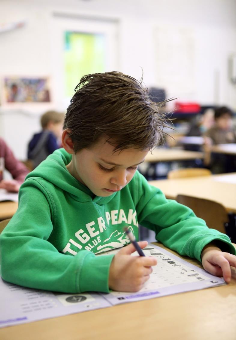 Een jongen maakt huiswerk in de klas van WereldKidz Bontenest in Maarssen. Een jongen maakt huiswerk in de klas van WereldKidz Bontenest in Maarssen.