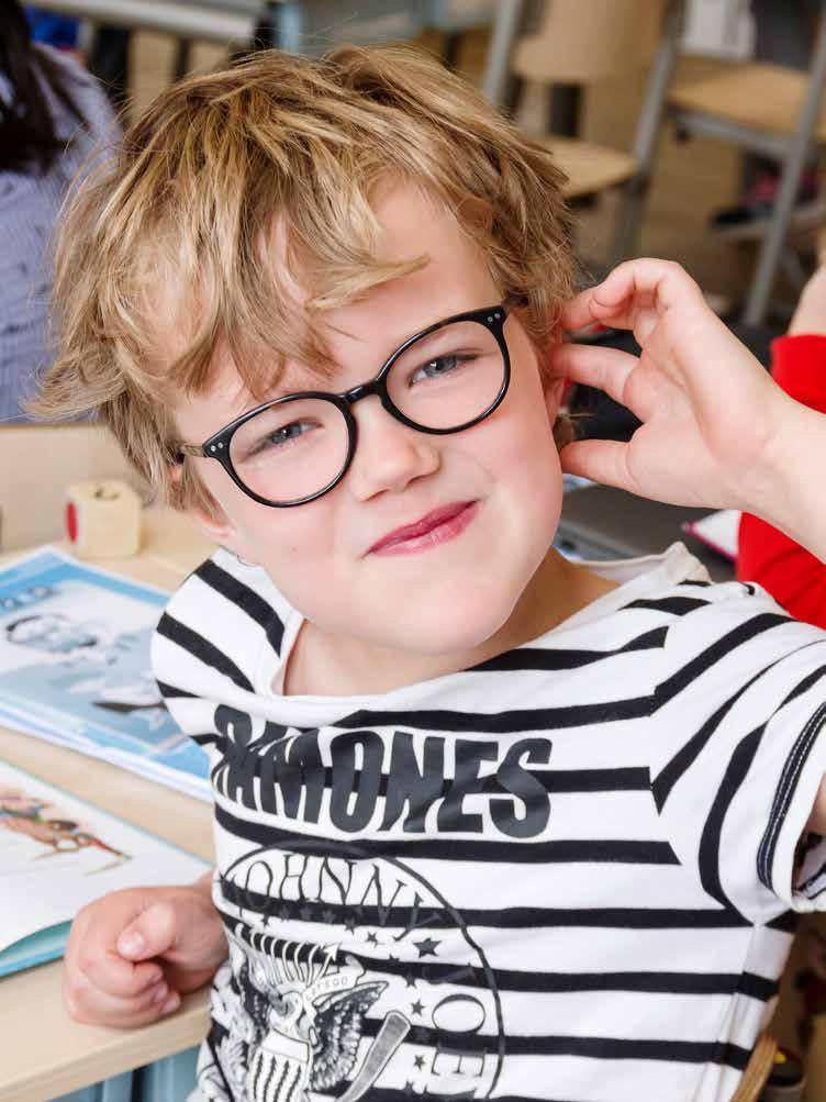 Een jongen met een glimlach en een gestreept shirt op de Jan Ligthartschool in Arnhem. Een jongen met een glimlach en een gestreept shirt op de Jan Ligthartschool in Arnhem.