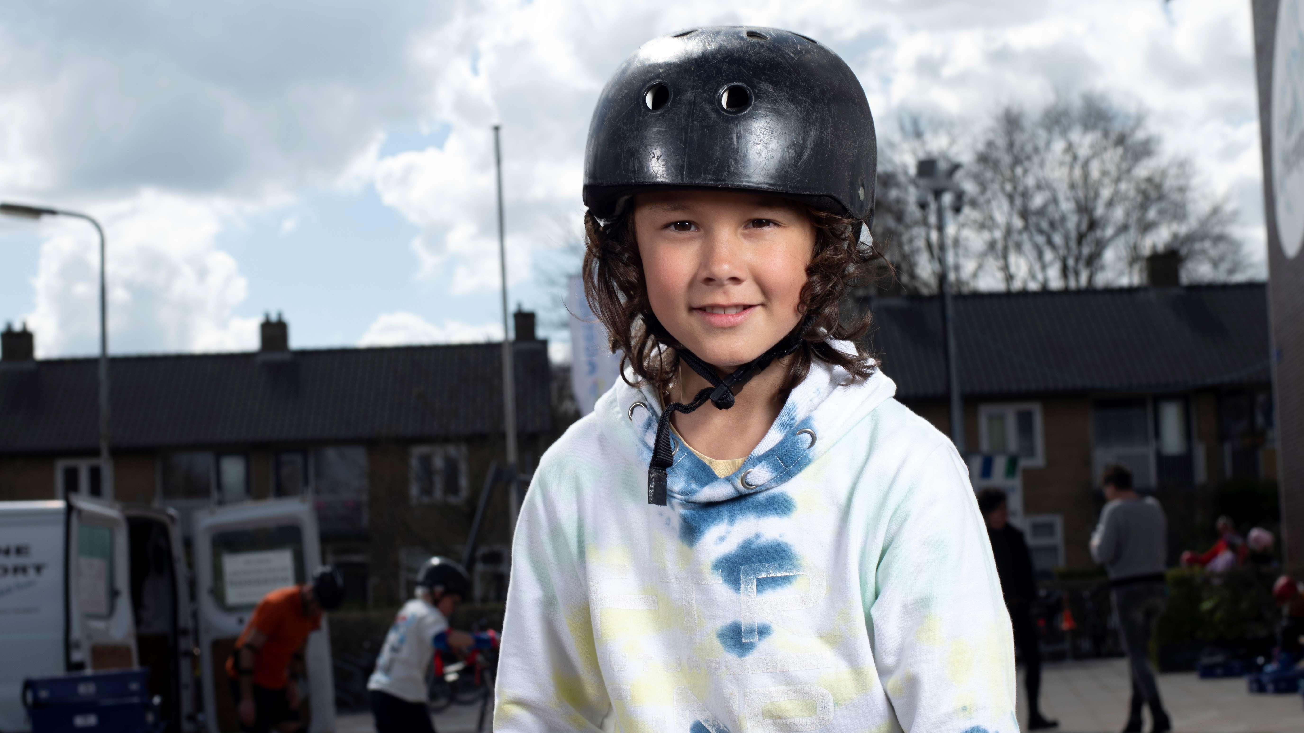 Een jongen met een helm poseert op het schoolplein van Openbare Basisschool Hurdegarijp in Hurdegaryp. Een jongen met een helm poseert op het schoolplein van Openbare Basisschool Hurdegarijp in Hurdegaryp.