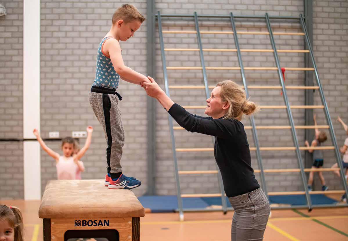 Een jongen ontvangt ondersteuning van een docente tijdens het gymmen in ATO-kindcentrum De Hoven in Rosmalen. Een jongen ontvangt ondersteuning van een docente tijdens het gymmen in ATO-kindcentrum De Hoven in Rosmalen.