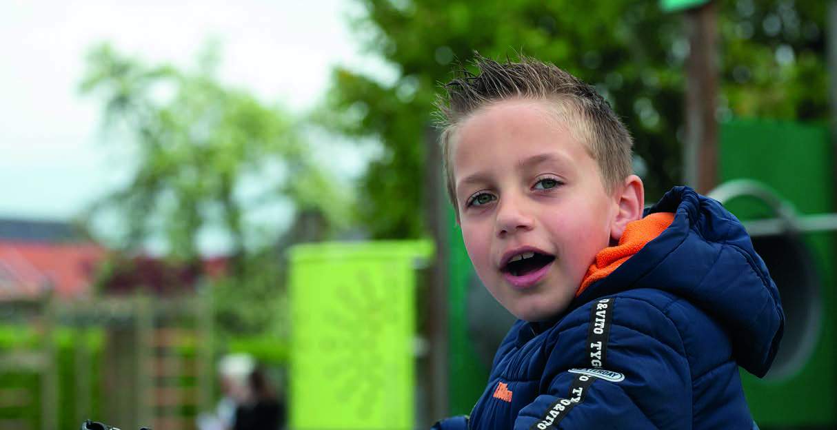 Een jongen op het schoolplein van Christelijk Kindcentrum De Wiedewereld in Sint Jansklooster. Een jongen op het schoolplein van Christelijk Kindcentrum De Wiedewereld in Sint Jansklooster.