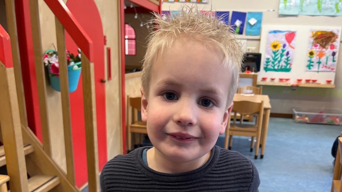 Een jongen poseert in het klaslokaal van Basisschool Piet Prins - school met de Bijbel in Stadskanaal. Een jongen poseert in het klaslokaal van Basisschool Piet Prins - school met de Bijbel in Stadskanaal.