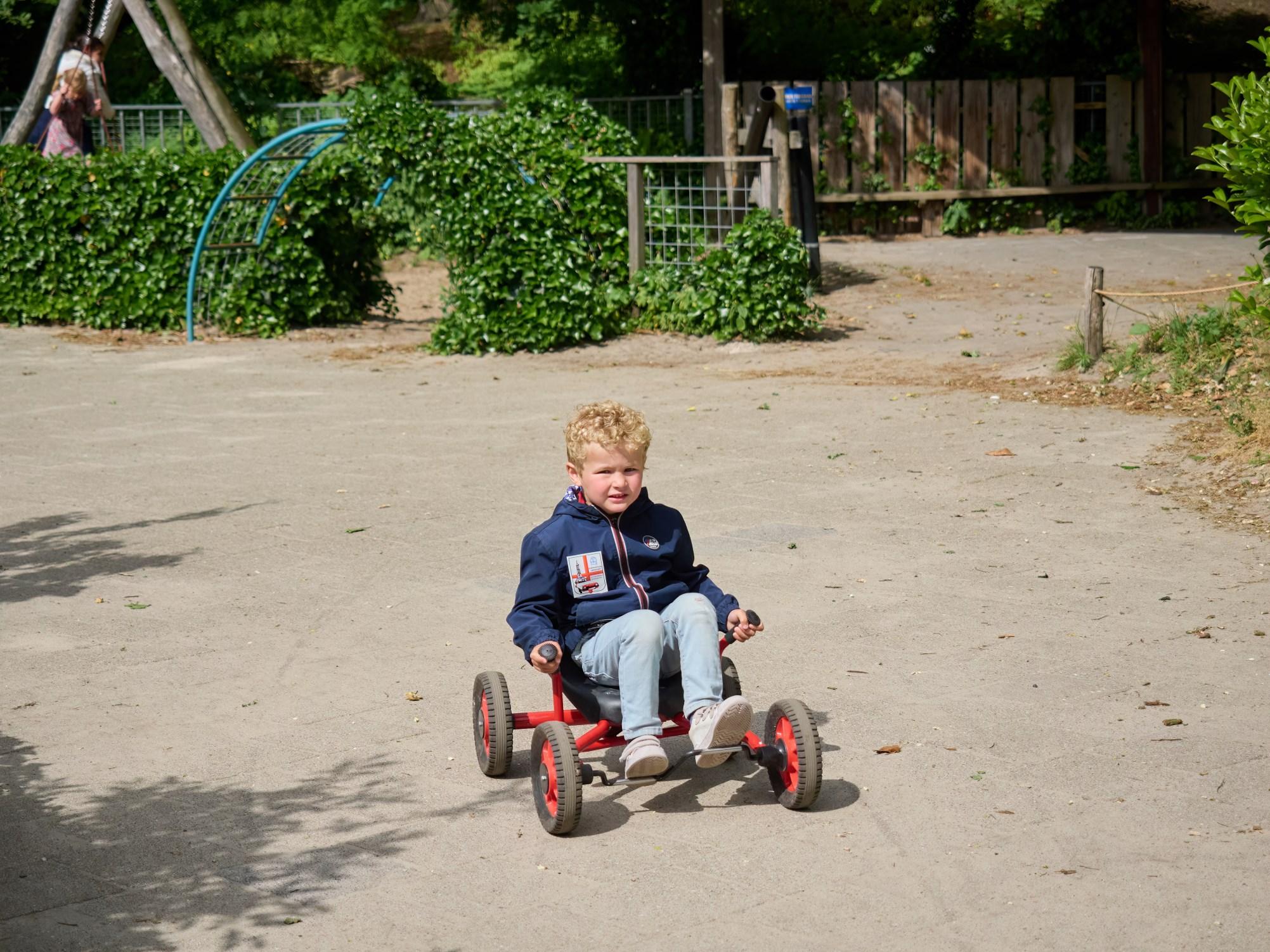 Een jongen rijdt op een rode driewieler op het schoolplein van de Rehobothschool voor Reformatorisch Onderwijs in Zeist. Een jongen rijdt op een rode driewieler op het schoolplein van de Rehobothschool voor Reformatorisch Onderwijs in Zeist.