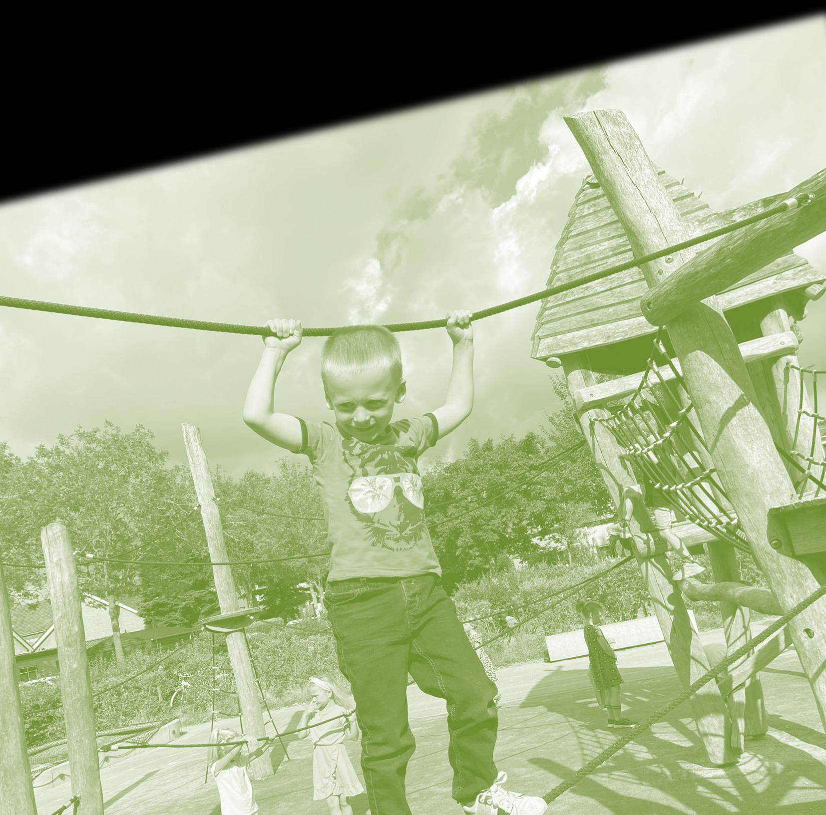 Een jongen speelt actief op het schoolplein van De Wegwijzer in Krimpen aan de Lek. Een jongen speelt actief op het schoolplein van De Wegwijzer in Krimpen aan de Lek.