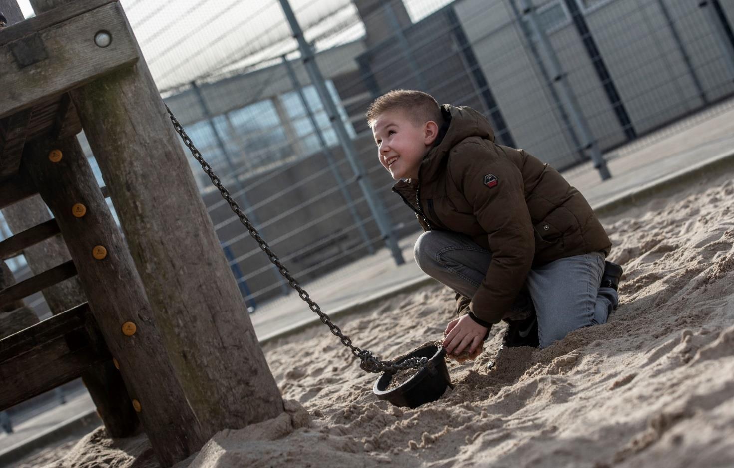 Een jongen speelt in het zand op het schoolplein van Het Mozaïek in Almelo. Een jongen speelt in het zand op het schoolplein van Het Mozaïek in Almelo.