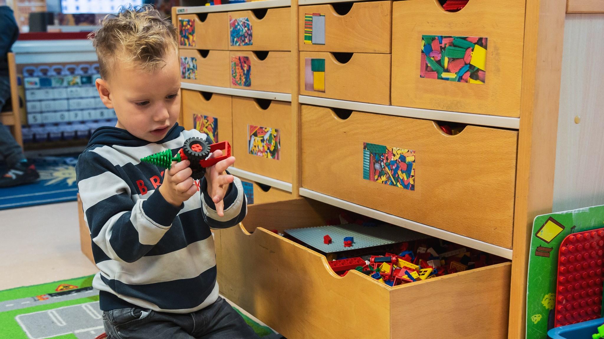 Een jongen speelt met blokken in de klas van RK Basisschool Schuttevaer in Hansweert.