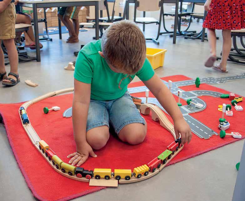 Een jongen speelt met een houten treinbaan op de speelvloer van De Vlindertuin in Voorthuizen. Een jongen speelt met een houten treinbaan op de speelvloer van De Vlindertuin in Voorthuizen.