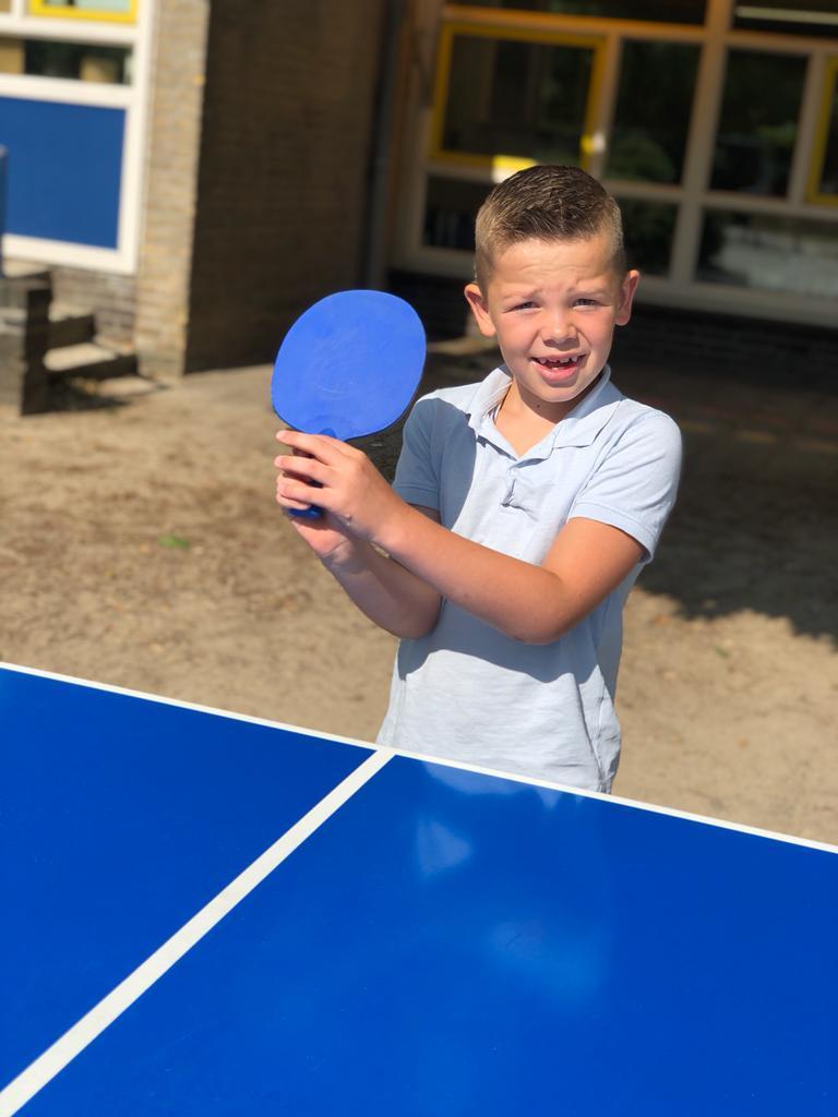 Een jongen speelt met een tafeltennisbat op het schoolplein van De Wending in Roosendaal. Een jongen speelt met een tafeltennisbat op het schoolplein van De Wending in Roosendaal.