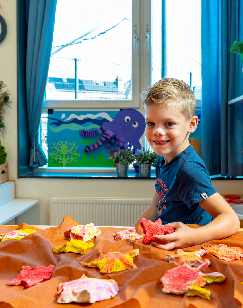 Een jongen speelt met gekleurde sterren op de tafel in de Prins Mauritsschool in Delft. Een jongen speelt met gekleurde sterren op de tafel in de Prins Mauritsschool in Delft.