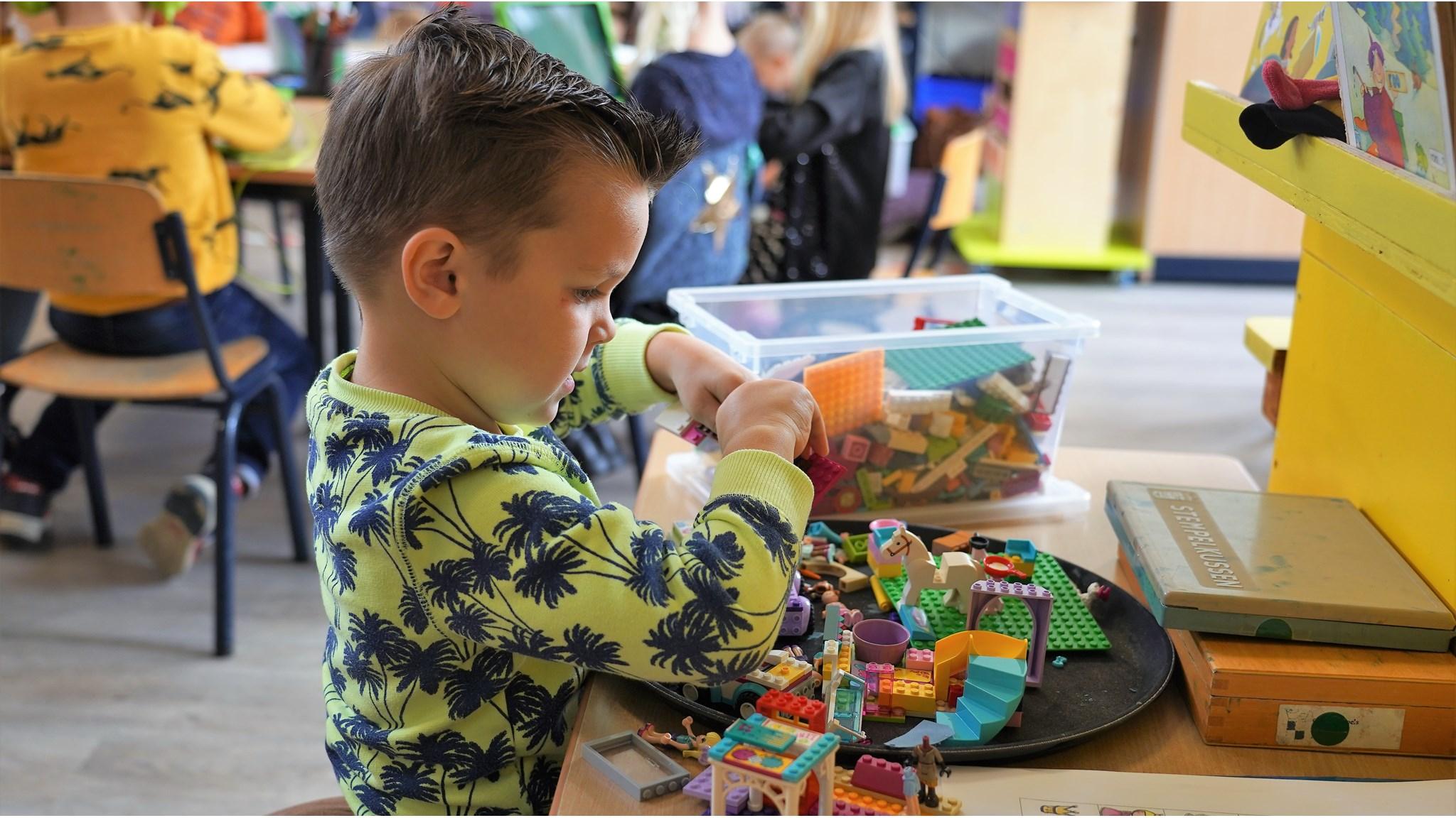 Een jongen speelt met legoblokken in de klas van de Hervormde basisschool Rehoboth in IJsselmuiden. Een jongen speelt met legoblokken in de klas van de Hervormde basisschool Rehoboth in IJsselmuiden.