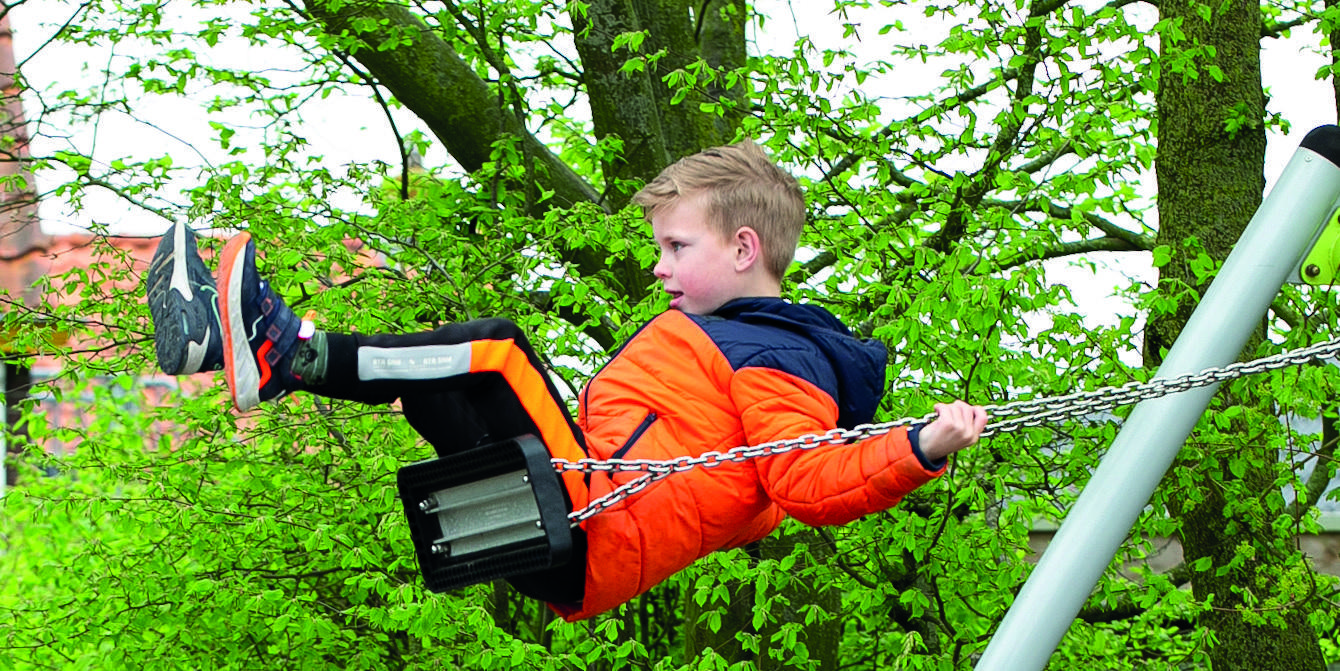 Een jongen speelt op de schommel op het schoolplein van Christelijk Kindcentrum De Wiedewereld in Sint Jansklooster. Een jongen speelt op de schommel op het schoolplein van Christelijk Kindcentrum De Wiedewereld in Sint Jansklooster.