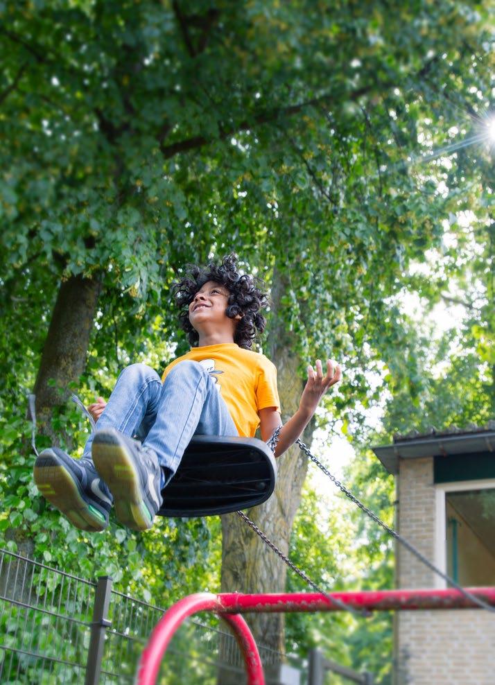 Een jongen speelt op de schommels op het schoolplein van De Alk in Alkmaar. Een jongen speelt op de schommels op het schoolplein van De Alk in Alkmaar.