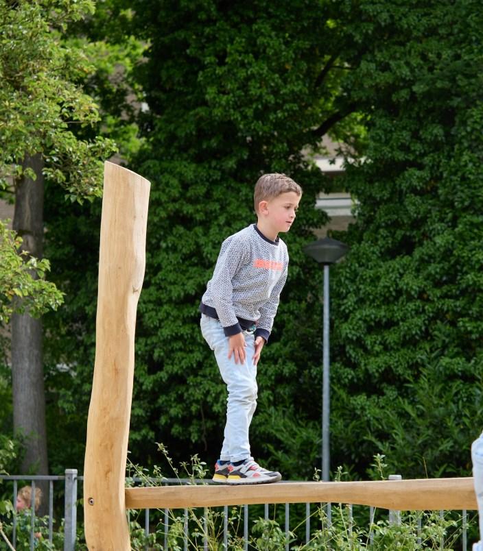 Een jongen speelt op een klimtoestel op het schoolplein van de Rehobothschool voor Reformatorisch Onderwijs in Zeist. Een jongen speelt op een klimtoestel op het schoolplein van de Rehobothschool voor Reformatorisch Onderwijs in Zeist.