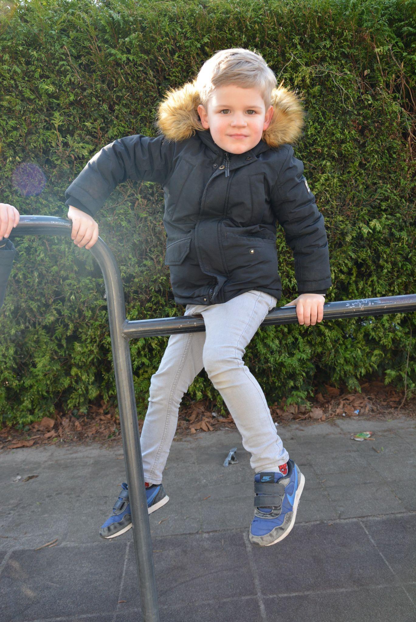 Een jongen speelt op het schoolplein van CBS De Klimop in Ridderkerk. Een jongen speelt op het schoolplein van CBS De Klimop in Ridderkerk.