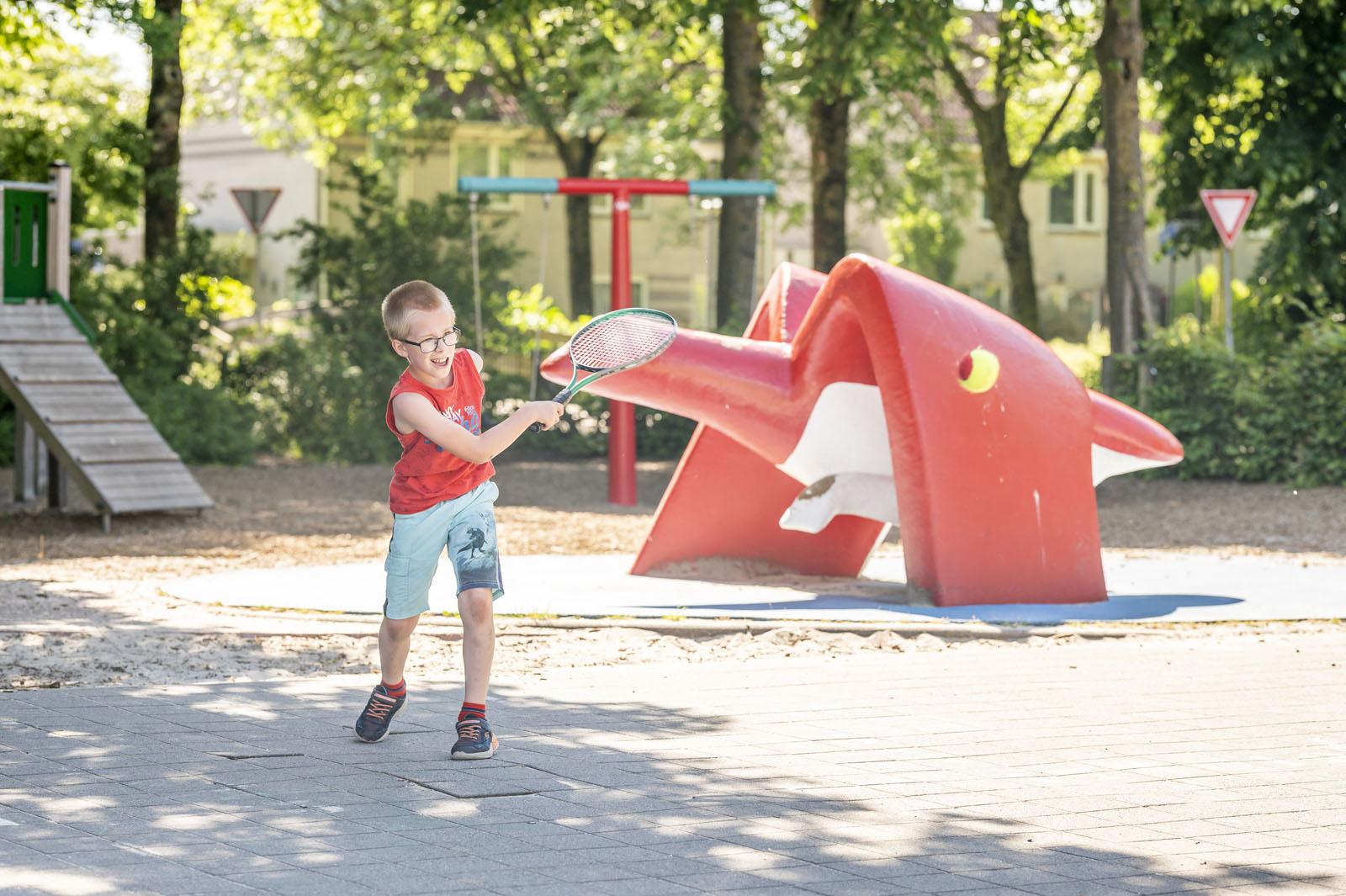 Een jongen speelt op het schoolplein van CBS Driestromenland in Lelystad. Een jongen speelt op het schoolplein van CBS Driestromenland in Lelystad.