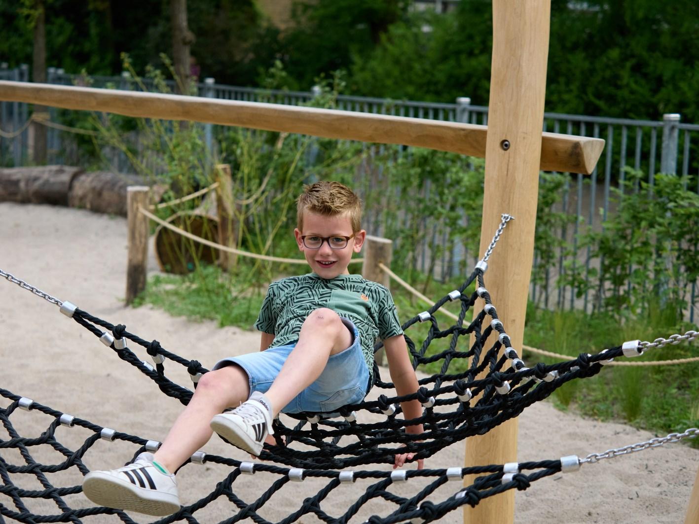 Een jongen speelt op het schoolplein van de Rehobothschool voor Reformatorisch Onderwijs in Zeist. Een jongen speelt op het schoolplein van de Rehobothschool voor Reformatorisch Onderwijs in Zeist.