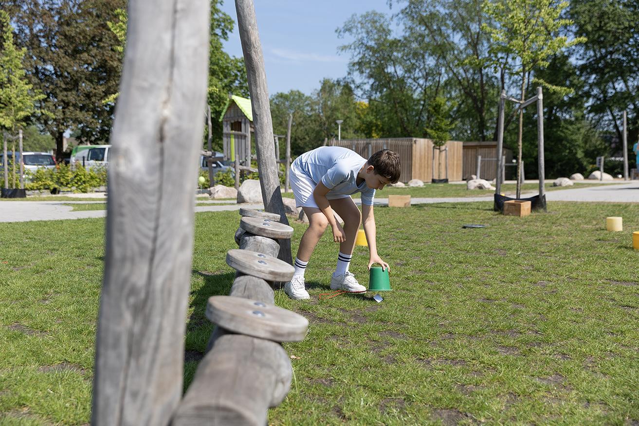 Een jongen speelt op het schoolplein van obs De Dennenkamp in Ommen. Een jongen speelt op het schoolplein van obs De Dennenkamp in Ommen.
