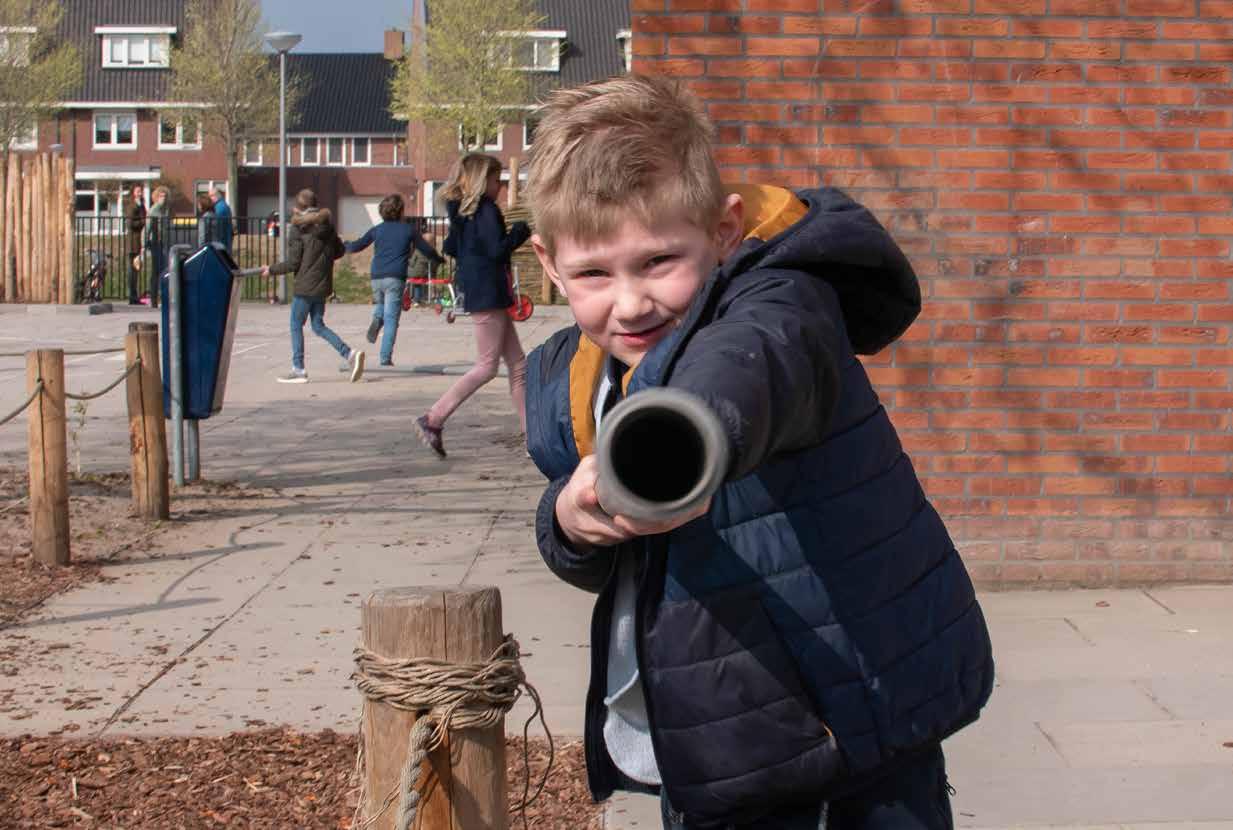 Een jongen speelt vrolijk op het schoolplein van ATO-kindcentrum De Hoven in Rosmalen. Een jongen speelt vrolijk op het schoolplein van ATO-kindcentrum De Hoven in Rosmalen.