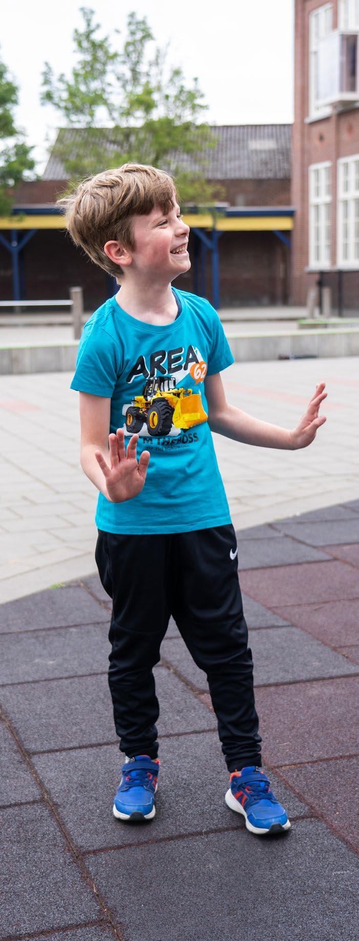 Een jongen speelt vrolijk op het schoolplein van Synergieschool St Alfonsus voor basisonderwijs in Roermond. Een jongen speelt vrolijk op het schoolplein van Synergieschool St Alfonsus voor basisonderwijs in Roermond.
