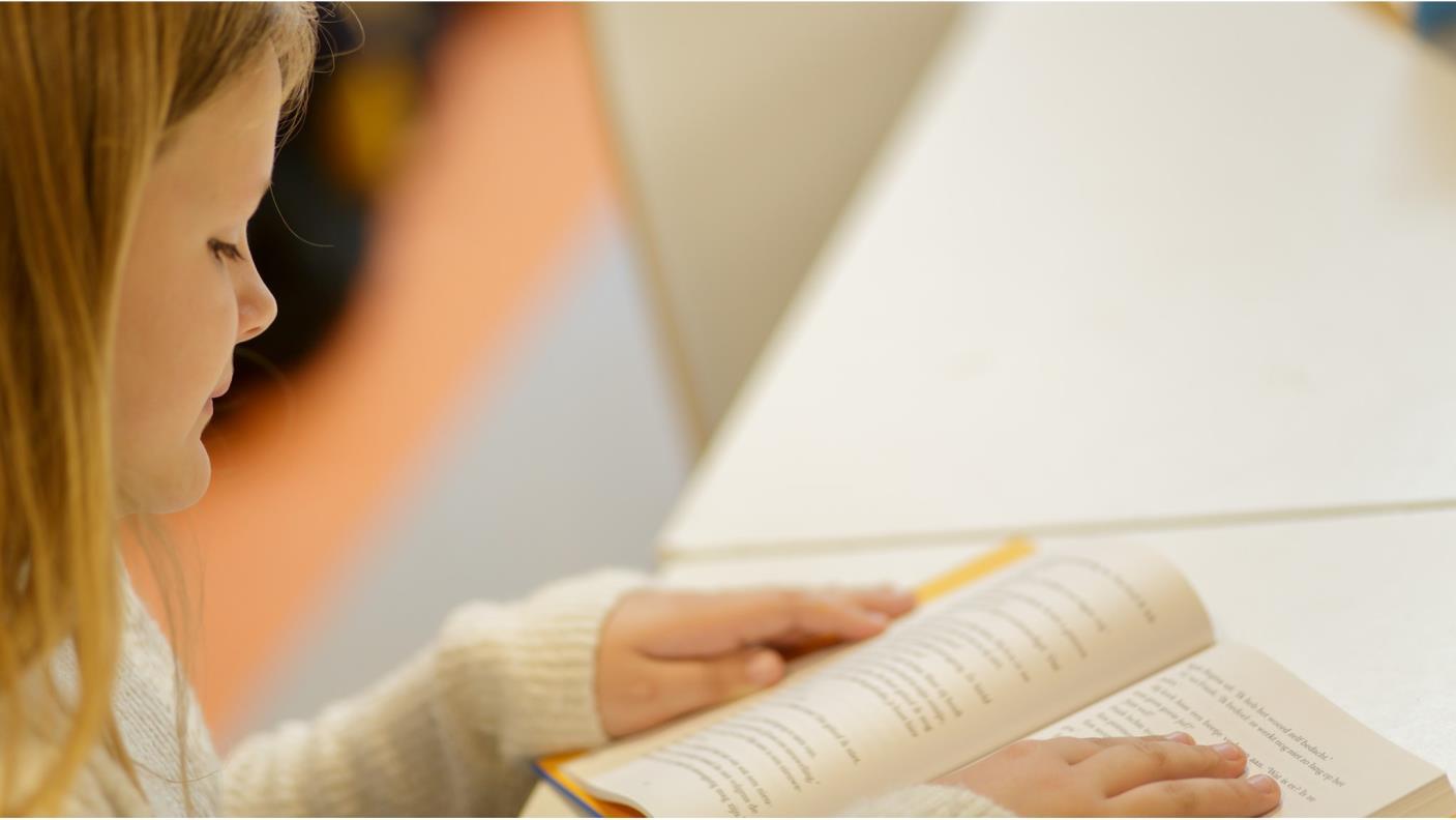 Een jongen van Basisschool De Regenboog in Waddinxveen leest aandachtig een boek. Een jongen van Basisschool De Regenboog in Waddinxveen leest aandachtig een boek.