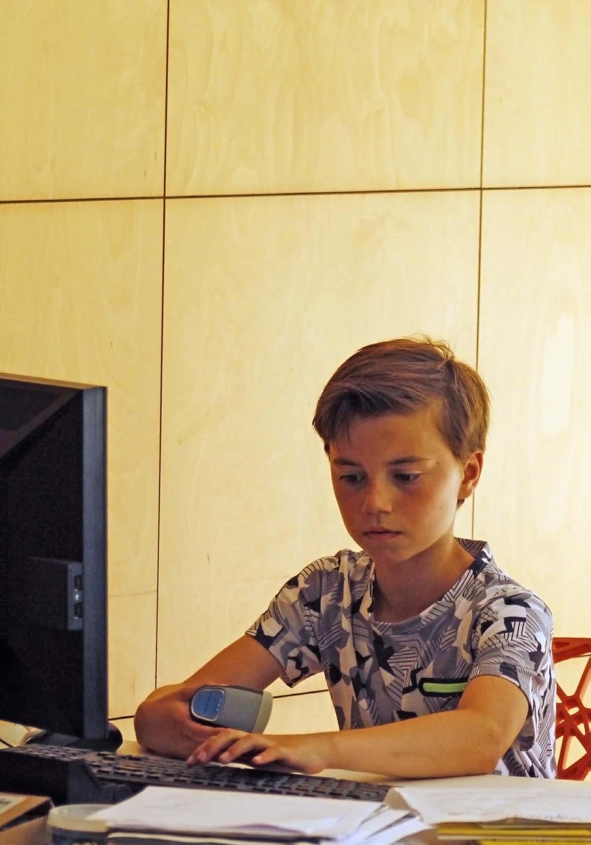 Een jongen werkt geconcentreerd aan de computer op Openbare basischool De Zeevonk in Zandvoort. Een jongen werkt geconcentreerd aan de computer op Openbare basischool De Zeevonk in Zandvoort.