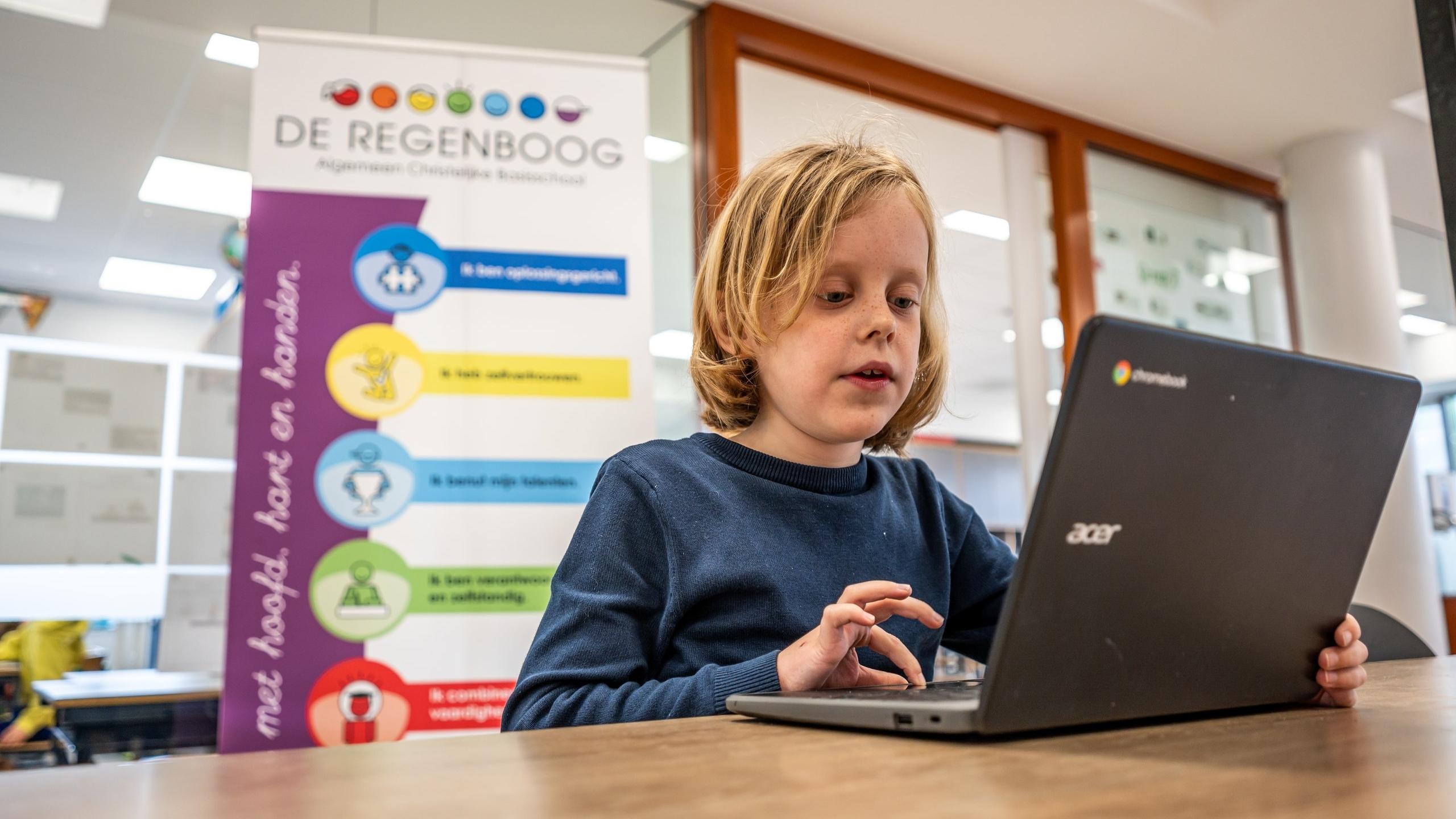 Een jongen werkt geconcentreerd op zijn laptop in Basisschool De Regenboog in De Bilt. Een jongen werkt geconcentreerd op zijn laptop in Basisschool De Regenboog in De Bilt.