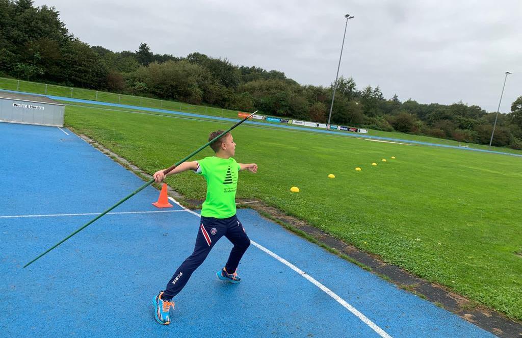 Een jongen werpt een speer op de atletiekbaan van obs De Dennenkamp in Ommen. Een jongen werpt een speer op de atletiekbaan van obs De Dennenkamp in Ommen.
